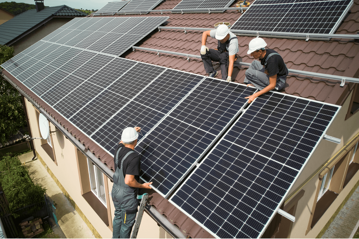 Solaranlagemonteure auf dem Dach beim arbeiten